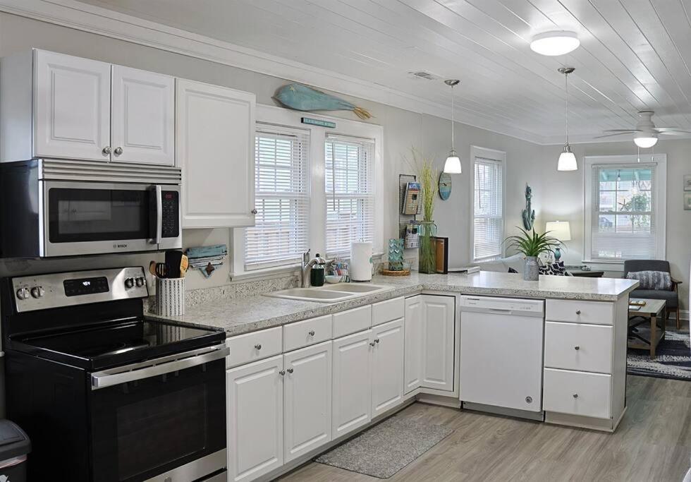 1 Block From & Boardwalk Free Parking Great Porch Holiday home Carolina Beach