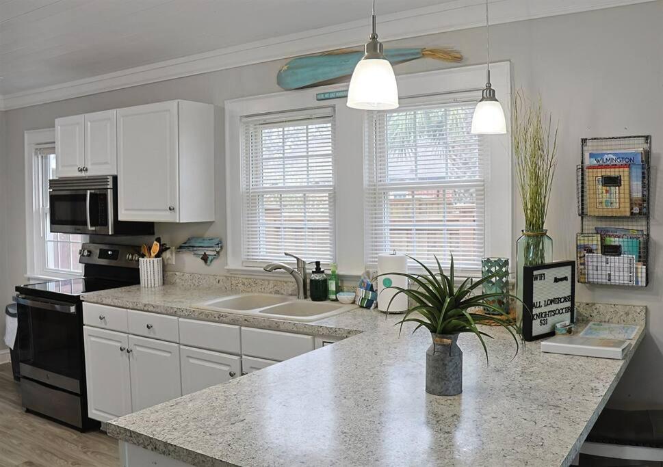 1 Block From & Boardwalk Free Parking Great Porch * Carolina Beach