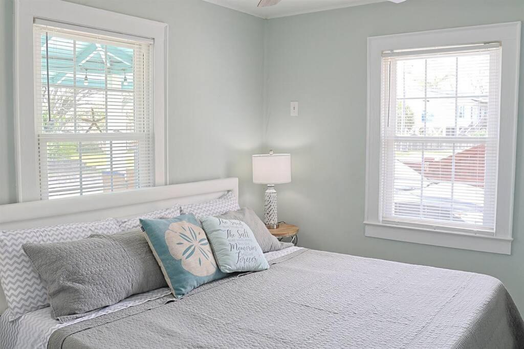 Holiday home 1 Block From & Boardwalk Free Parking Great Porch