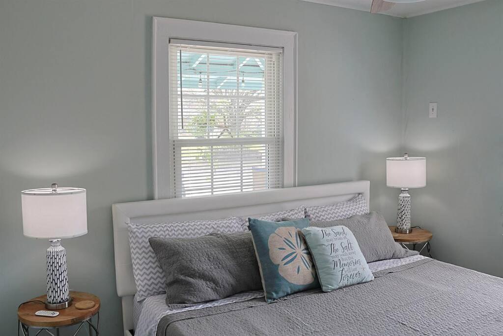 1 Block From & Boardwalk Free Parking Great Porch Holiday home *