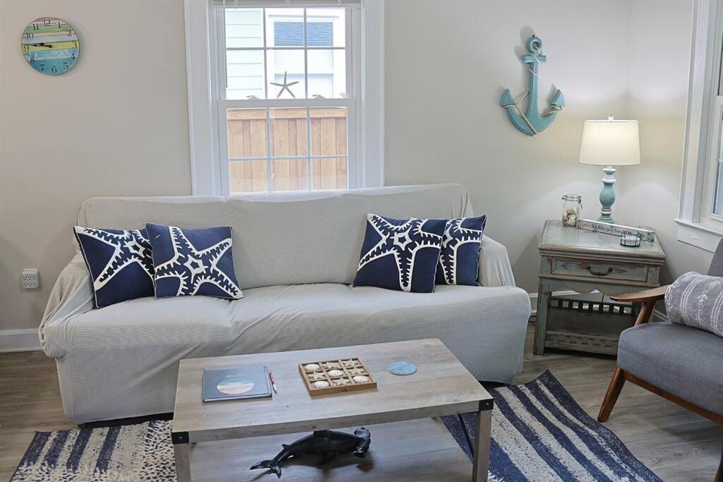 Holiday home 1 Block From & Boardwalk Free Parking Great Porch *