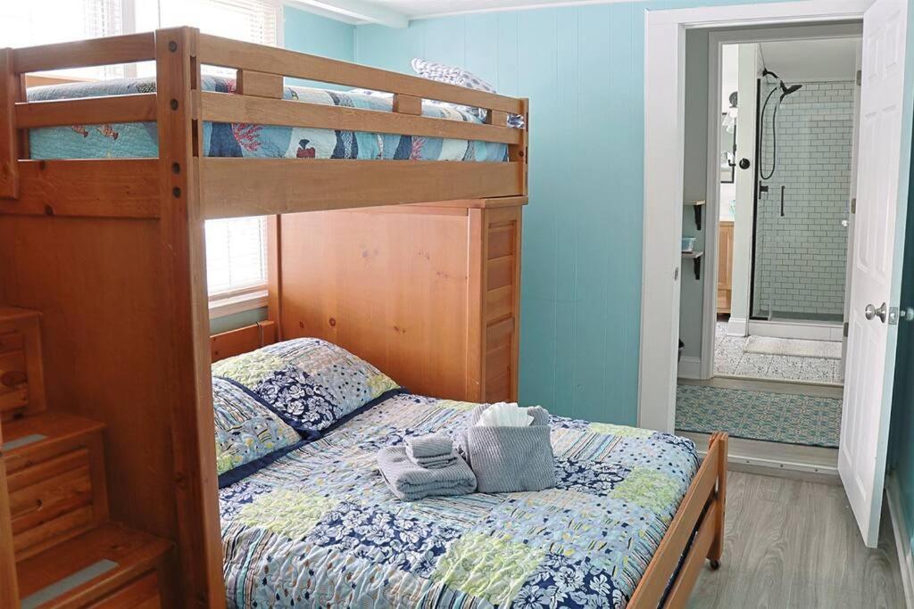 1 Block From & Boardwalk Free Parking Great Porch Holiday home