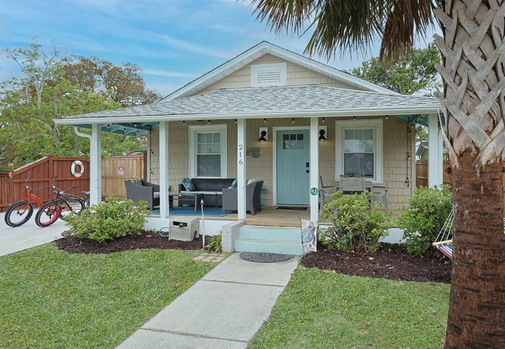 1 Block From & Boardwalk Free Parking Great Porch Holiday home Carolina Beach