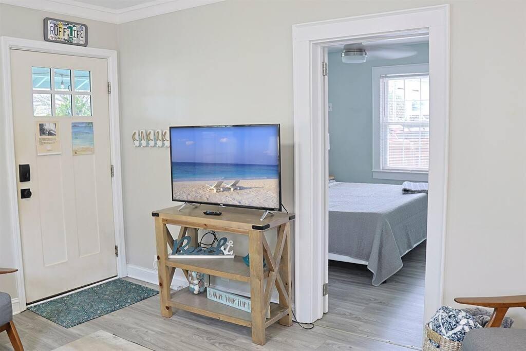 Holiday home 1 Block From & Boardwalk Free Parking Great Porch