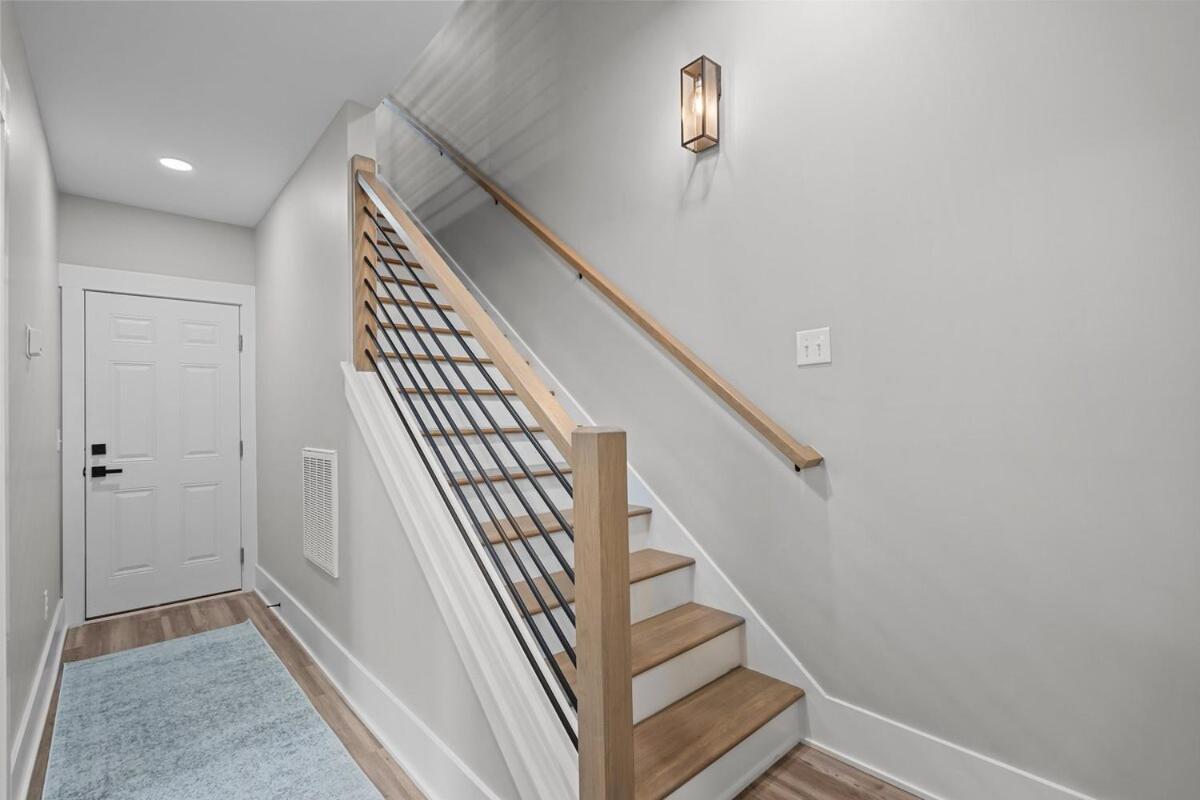Apartment 5 Min Walk To Roof Patio Office Garage Bbq *