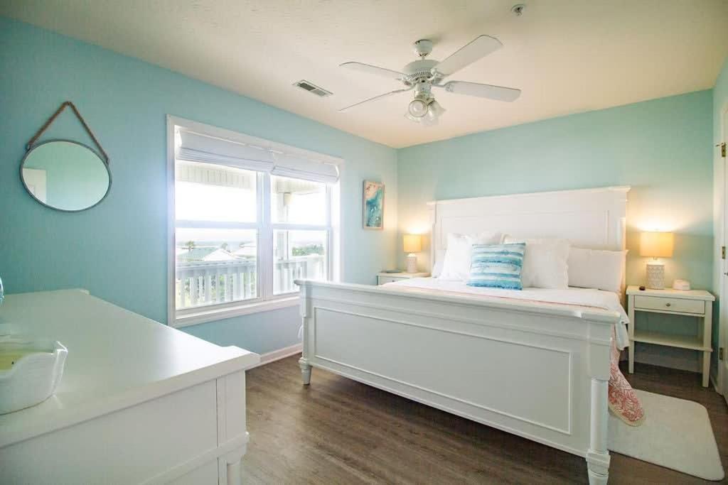 Stunning Harbor Views Boat Slip, 2 King Bedrooms,