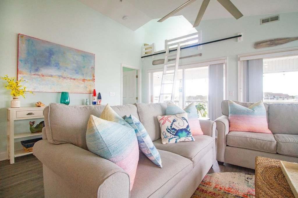 Stunning Harbor Views Boat Slip, 2 King Bedrooms, Holiday home *