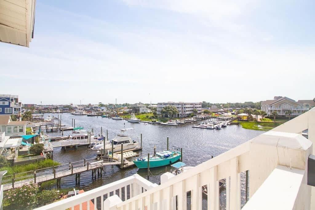 Stunning Harbor Views Boat Slip, 2 King Bedrooms, Holiday home *