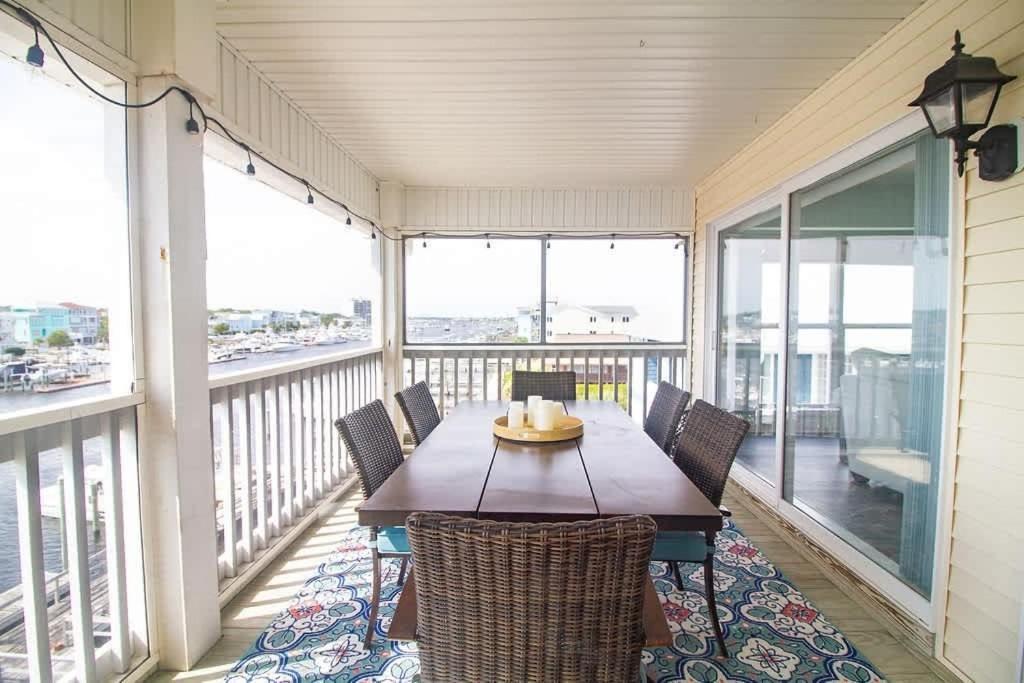 Stunning Harbor Views Boat Slip, 2 King Bedrooms, Holiday home
