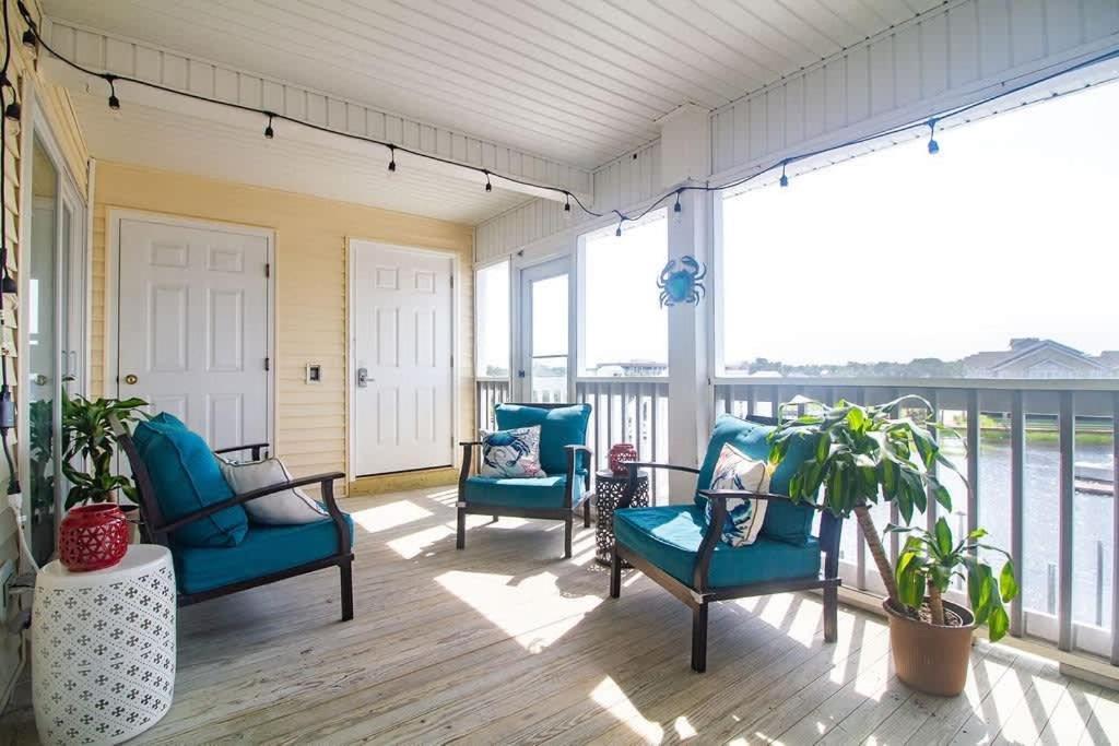 Stunning Harbor Views Boat Slip, 2 King Bedrooms, Holiday home *