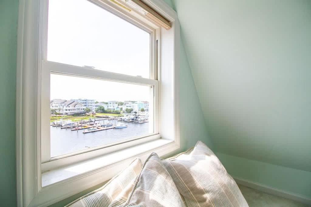 Stunning Harbor Views Boat Slip, 2 King Bedrooms, Holiday home Carolina Beach
