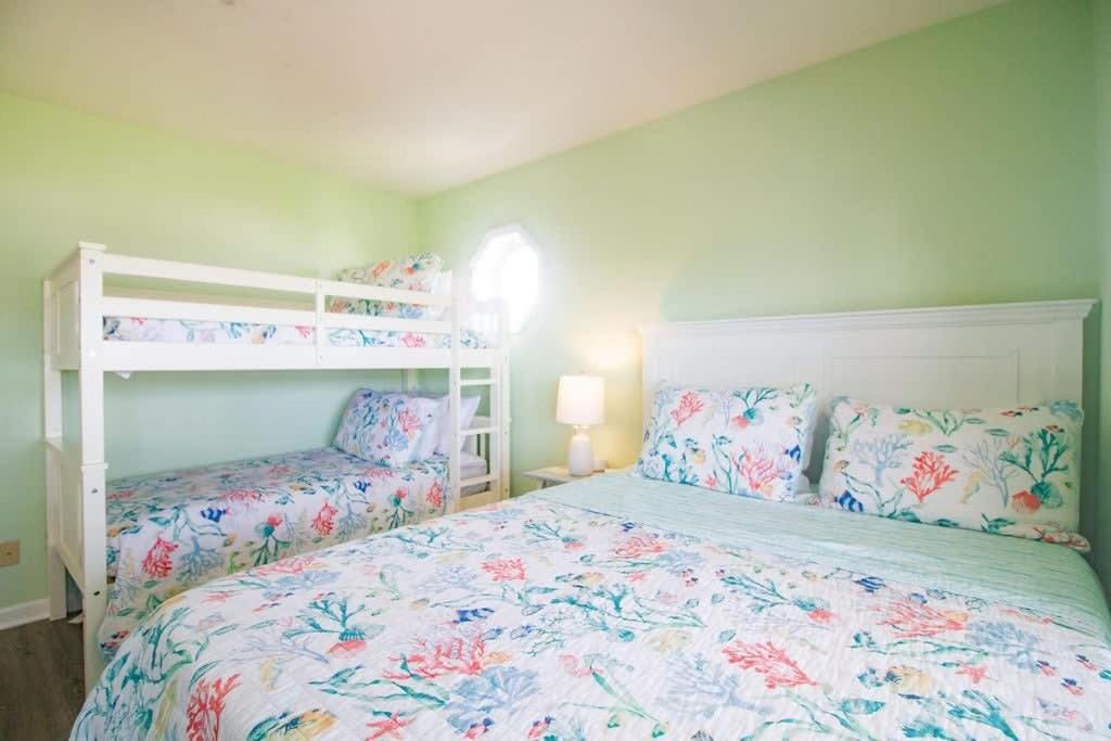 Stunning Harbor Views Boat Slip, 2 King Bedrooms, Holiday home
