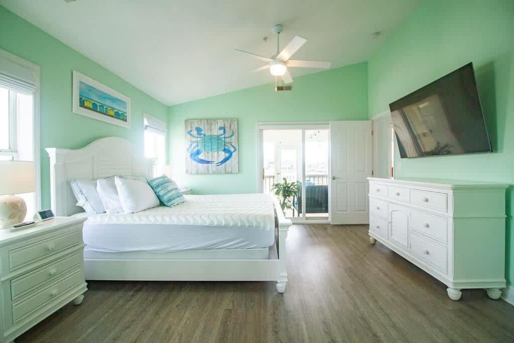 Stunning Harbor Views Boat Slip, 2 King Bedrooms,