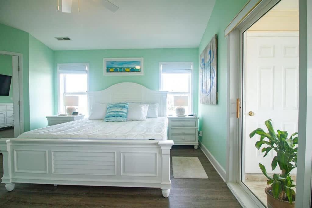 Stunning Harbor Views Boat Slip, 2 King Bedrooms, Carolina Beach