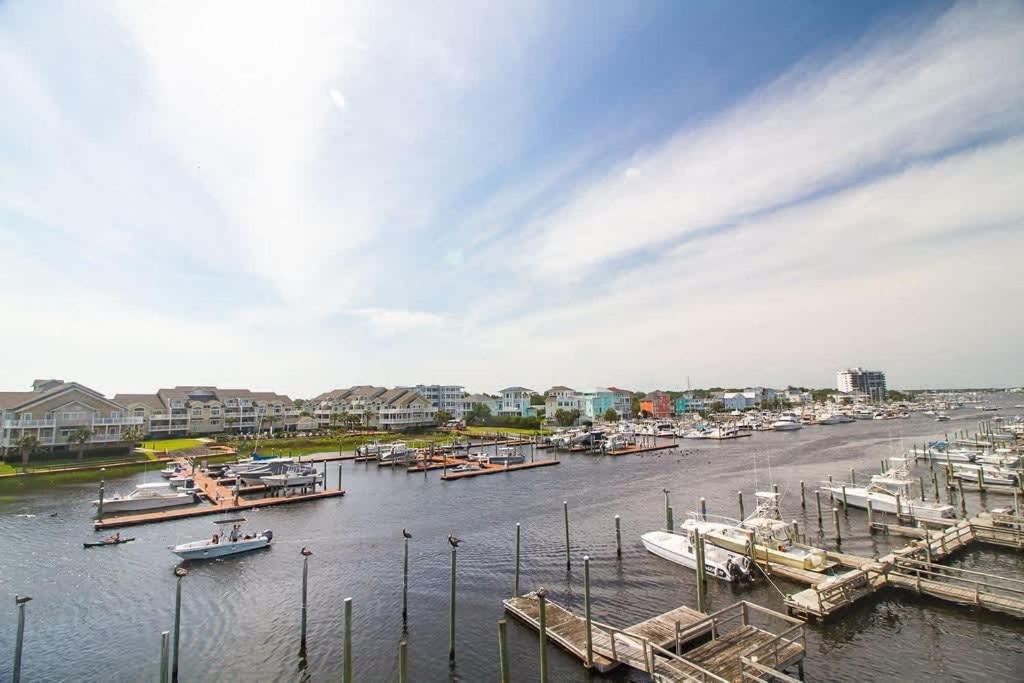 Stunning Harbor Views Boat Slip, 2 King Bedrooms, Holiday home Carolina Beach