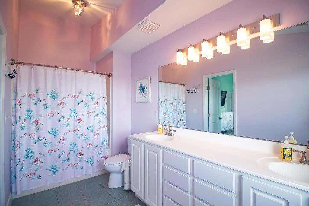 Stunning Harbor Views Boat Slip, 2 King Bedrooms, Carolina Beach