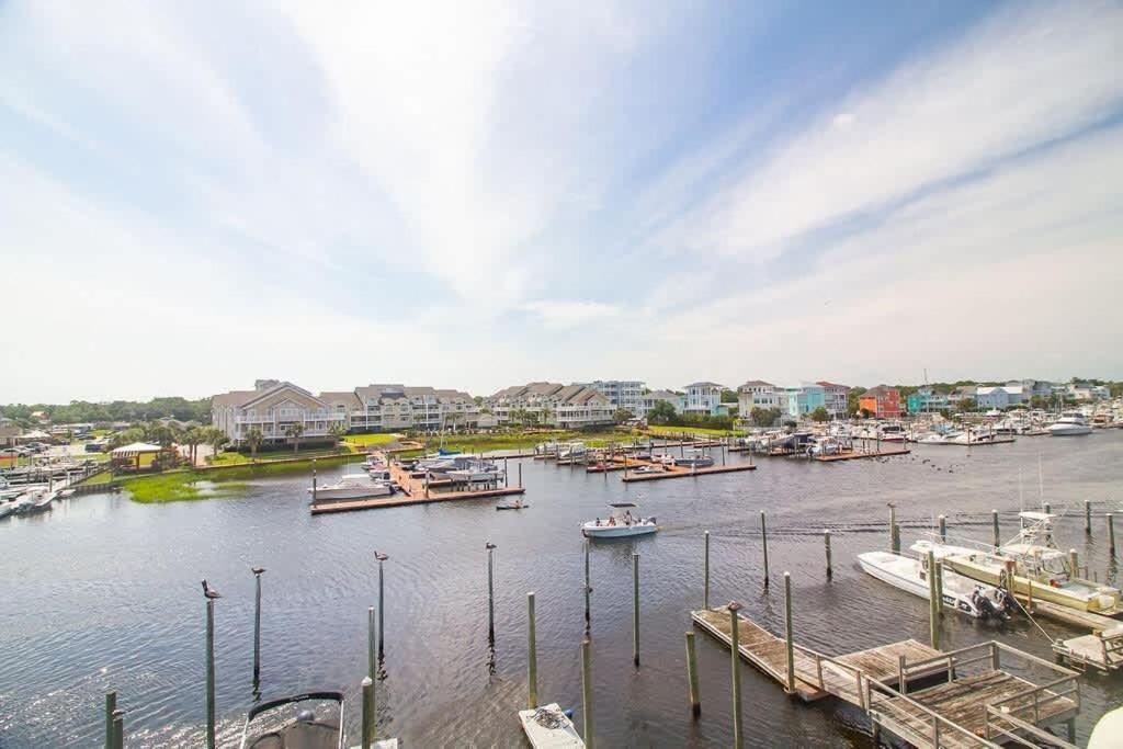 Stunning Harbor Views Boat Slip, 2 King Bedrooms, Holiday home Carolina Beach