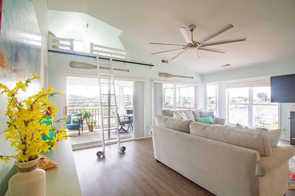 Stunning Harbor Views Boat Slip, 2 King Bedrooms, Carolina Beach