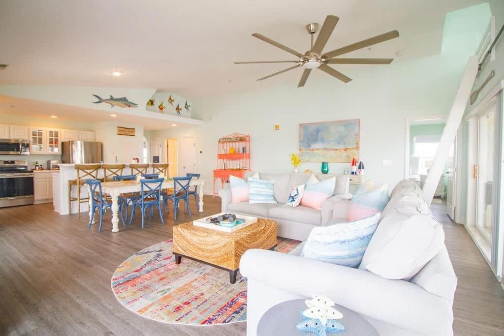 Stunning Harbor Views Boat Slip, 2 King Bedrooms, Holiday home Carolina Beach