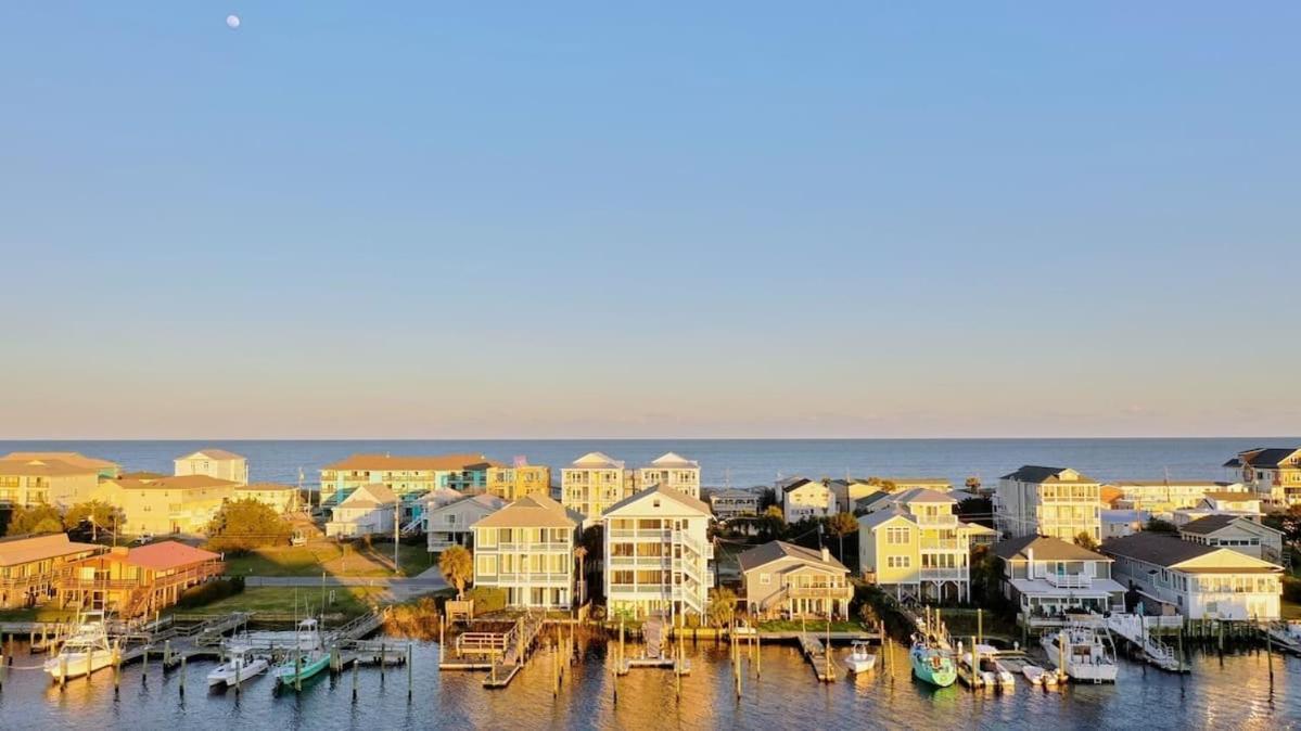 Stunning Harbor Views Boat Slip, 2 King Bedrooms, Holiday home Carolina Beach