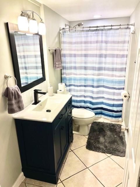 Holiday home 30 Sec To The Beach, Sun, & Sunrises With A Family & Pet Friendly Backyard! Carolina Beach
