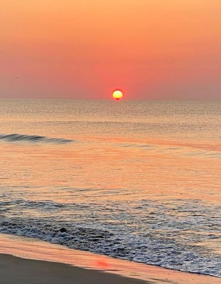 30 Sec To The Beach, Sun, & Sunrises With A Family & Pet Friendly Backyard! Carolina Beach