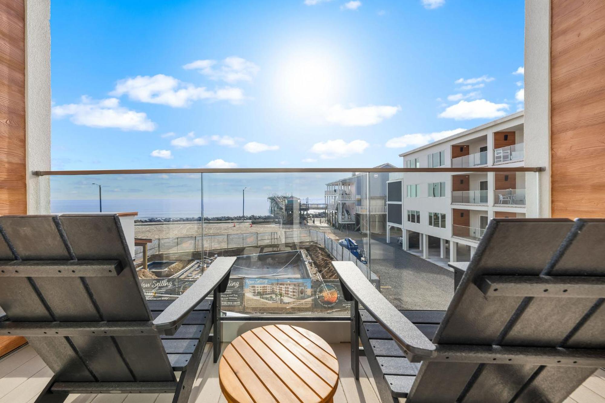 Ocean Breeze Oasis Oceanfront Pool & Elevator Holiday home *