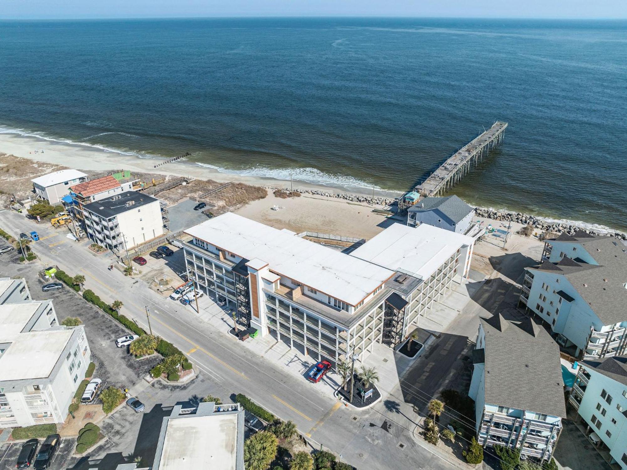 Ocean Breeze Oasis Oceanfront Pool & Elevator Holiday home *