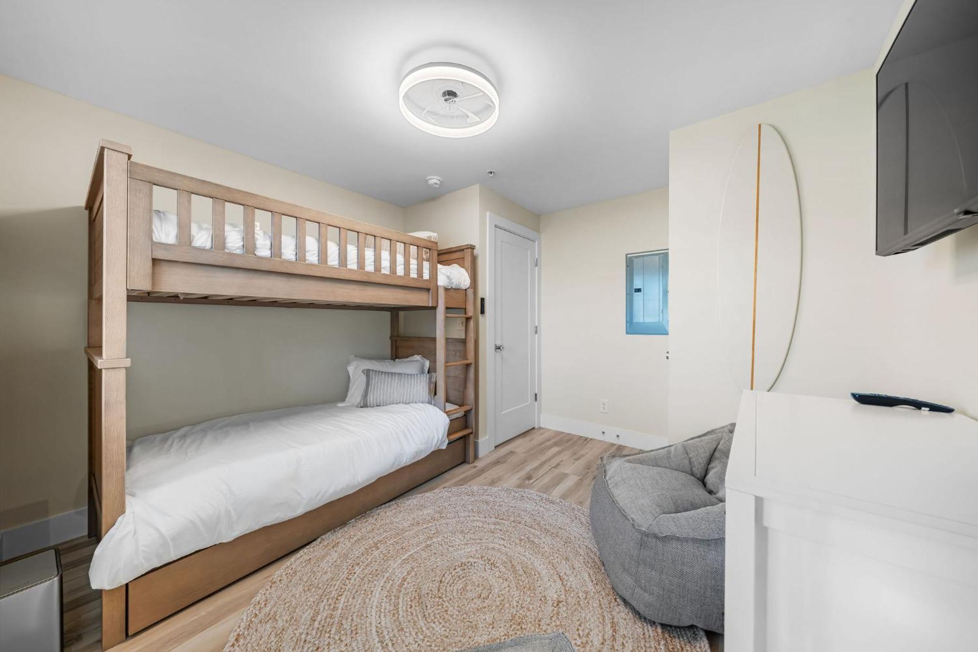 Holiday home Ocean Breeze Oasis Oceanfront Pool & Elevator *