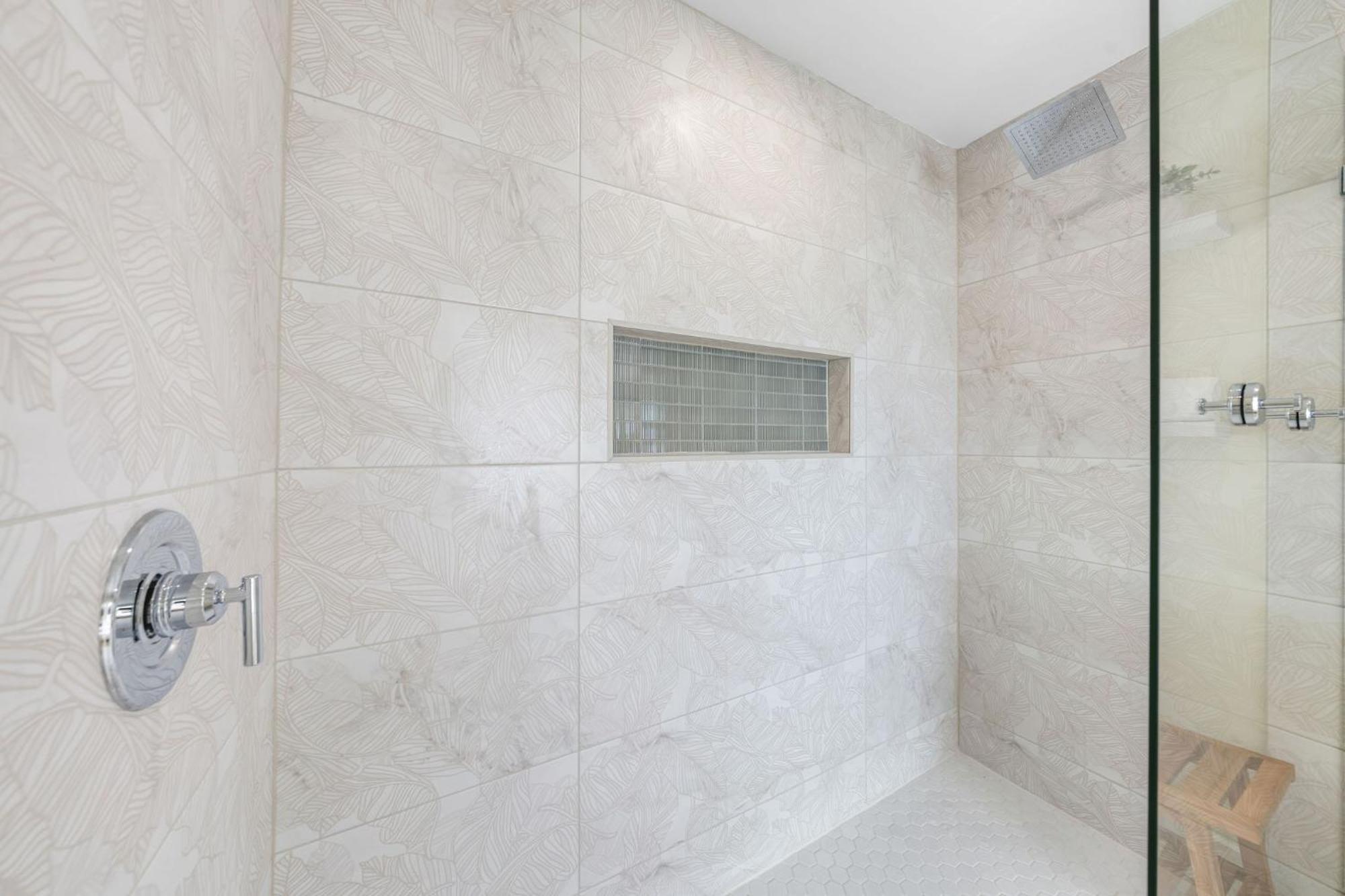 Ocean Breeze Oasis Oceanfront Pool & Elevator Holiday home *