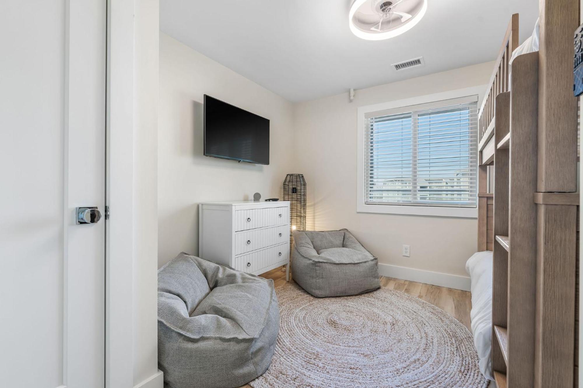Ocean Breeze Oasis Oceanfront Pool & Elevator *