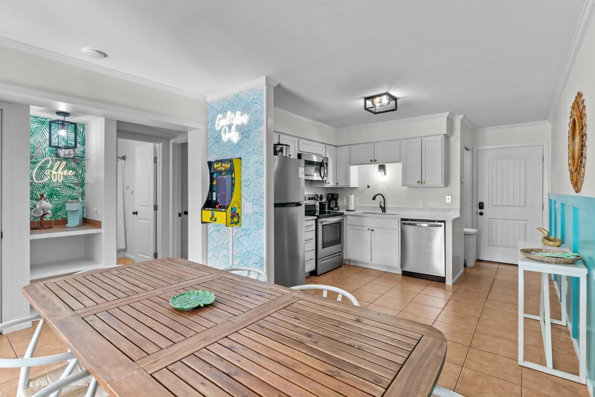 Hang Hideaway, Pool, Condo, Parking - 6 Person Max Occupancy Carolina Beach