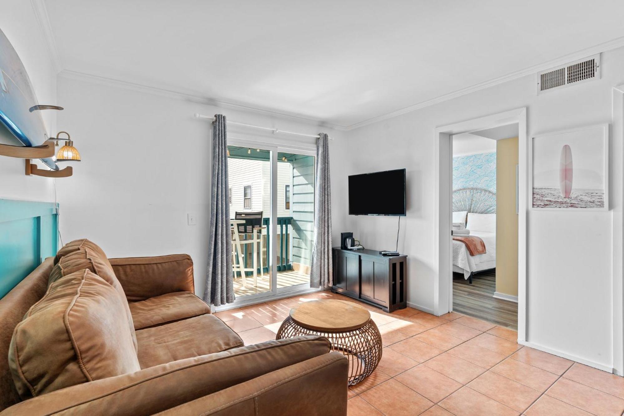 Hang Hideaway, Pool, Condo, Parking - 6 Person Max Occupancy Holiday home *