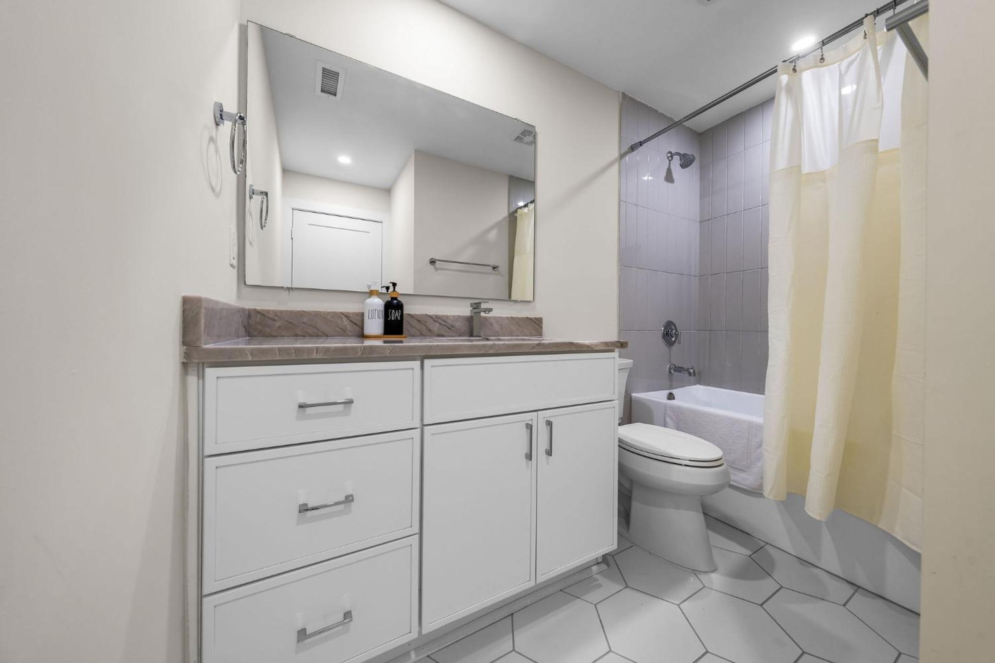 Holiday home Palm & Pier Ocean Views, Elevator, Pool & Hot Tub *