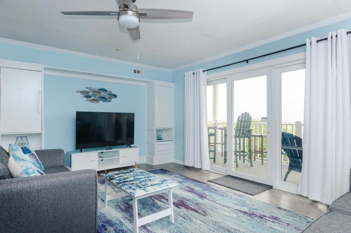 Blue Oceanfront Retreat By Bryant Real Estate Holiday home Carolina Beach