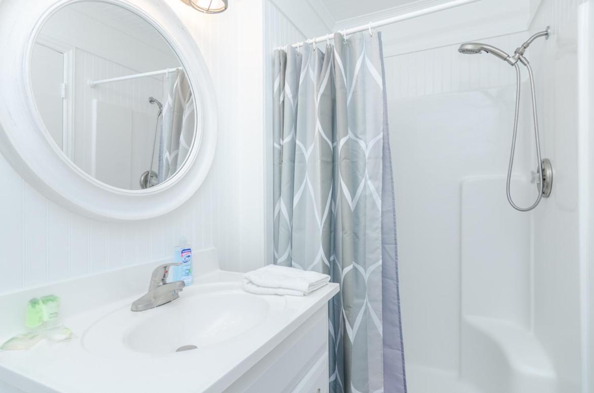 Blue Oceanfront Retreat By Bryant Real Estate Holiday home Carolina Beach