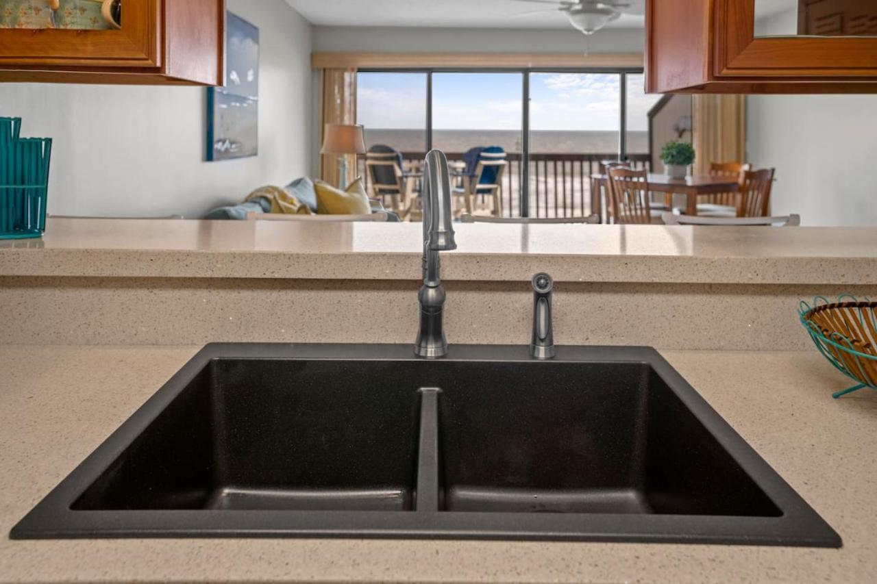 A Touch Of Paradise. Oceanfront Views, Communal Bbqs, And A Pool Holiday home Carolina Beach
