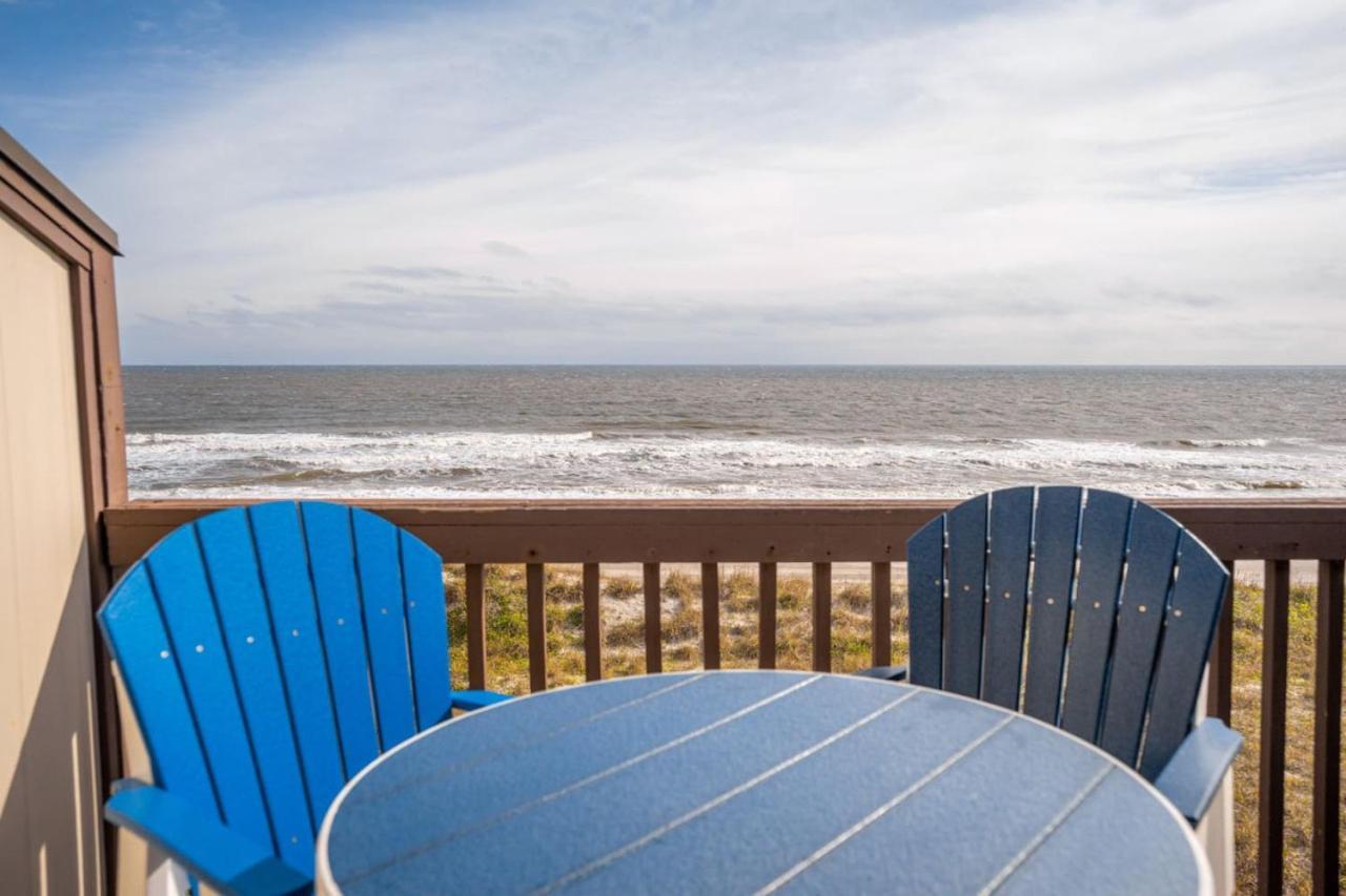 A Touch Of Paradise. Oceanfront Views, Communal Bbqs, And A Pool Holiday home