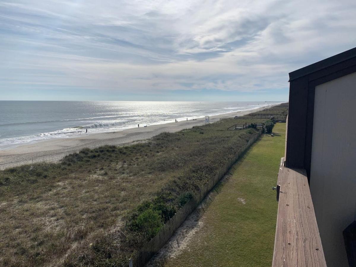 Holiday home A Touch Of Paradise. Oceanfront Views, Communal Bbqs, And A Pool *