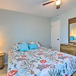 Quaint And Cozy Carolina Beach Condo Near Boardwalk!