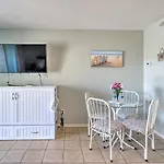 Quaint And Cozy Carolina Beach Condo Near Boardwalk!